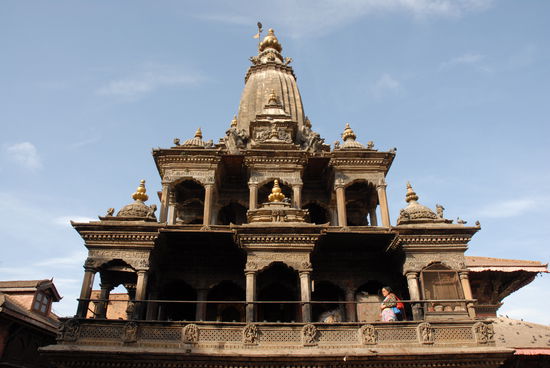 Die Oberseite des steinernen Krishna-Tempels "Bala Gopala" in Patan (auch hier gilt fuer Nichthindus: "Du kummst hier ned rein!")