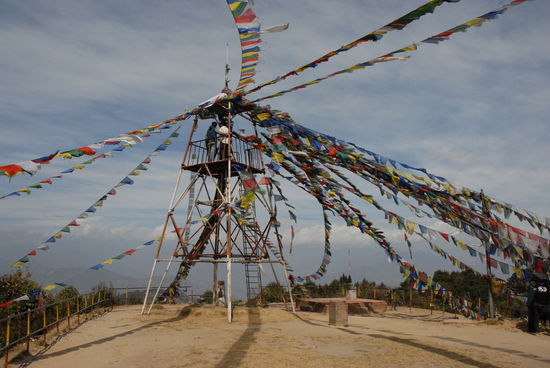 ...windet es auf 2200 Meter ganz nett heftig (hier auf dem Aussichtspunkt oberhalb Nagarkot)