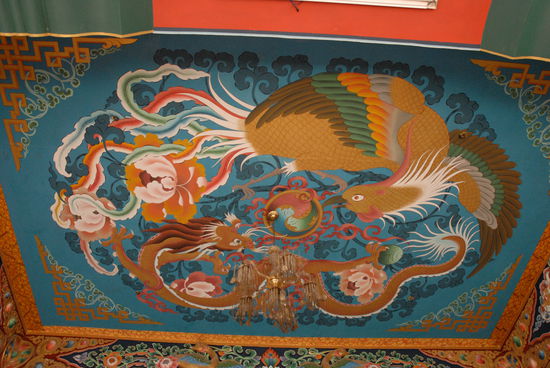 Ein Deckengemaelde in dem Kloster, farbenfroh und praechtig