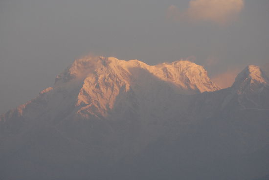 Annapurna South (7219 m) und Annapurna I (8091 m) und Hiunchuli (6441 m) v.l.n.r.