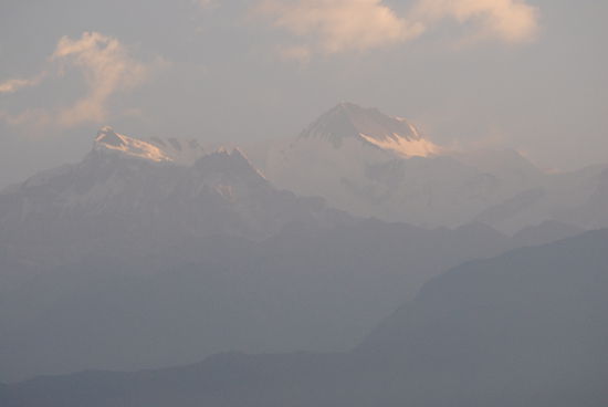 Annapurna IV (7525 m) und Annapurna II (7937 m). Rechts schliesst noch ein Teil des Lamjung Himals (6905 m) an (nicht mehr ganz im Bild)