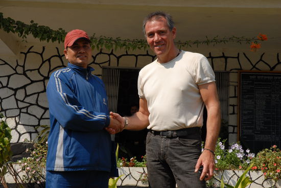 Alfredo mit Mr. Navaraj Dahakals persoenlichem Assistenten