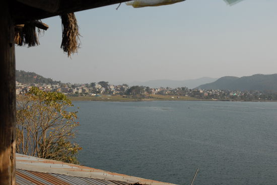 Der Fewa-See und Pokhara vom Paraglider-Restaurant aus gesehen