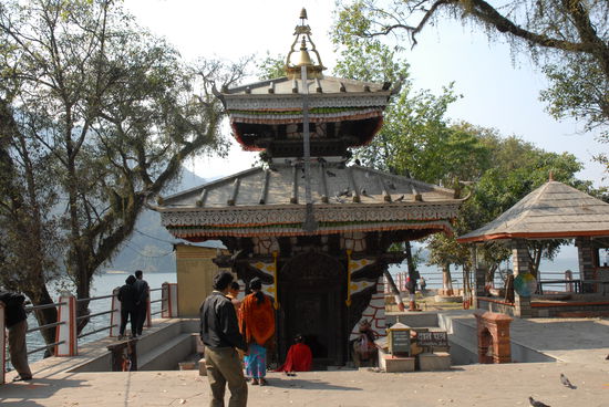 Der Vaharu-Tempel, der auf einem kleinen Inselchen mitten im Fewa-See liegt