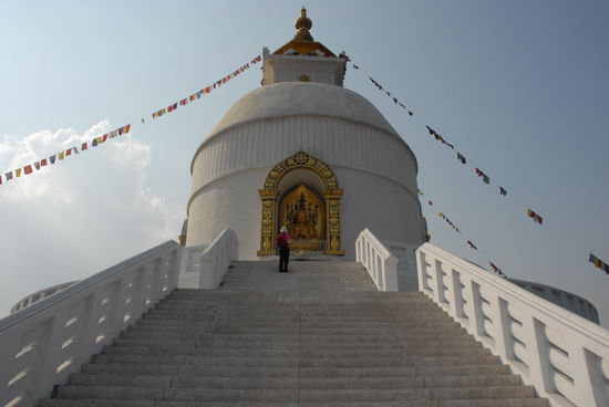 Die "World-Peace-Pagoda", die auf einem Berg so 350 Meter ueber dem See thront. Eine himmlische Ruhe dort oben