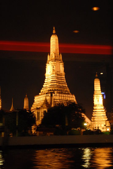 Der Wat Arun auf der Westseite des Flusses bei Nacht