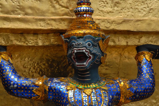 Eine der Figuren, die die goldenen Chedis bewachen