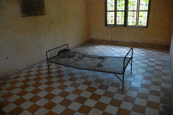 Einzelzelle in dem Gebaeudekomplex. Mit den Eisenhaken und der Stange wurde der Gefangene ans Bett gefesselt