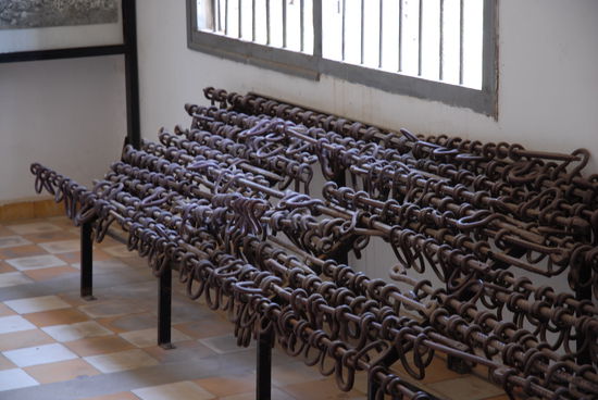 Die gesammelten Eisenhaken fuer Fuss- und Handgelenke