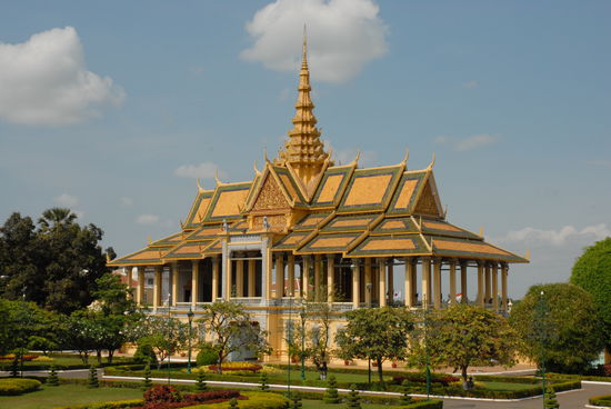 Und hier haben wir den Tanzpalast, in dem sich das Tanzbein ausgiebig schwingen laesst.