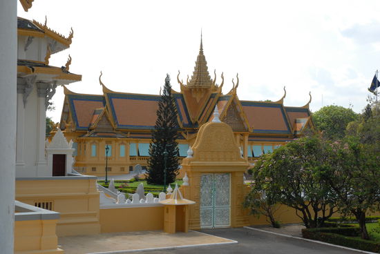 Der Koenig ist zu Hause (blaue Flagge und heruntergelassene Fensterlaeden)...er wollte uns aber nicht zum Kaffee hereinbitten