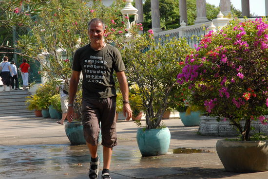 Mann, tut das gut...Regentanz unterm Rasensprenkler...bei etwa 36 bis 38 Grad einfach supi....Und kaum hat Helmi damit angefangen, turnten schon mehrere Andere in gleicher Art und Weise hier herum...Grins