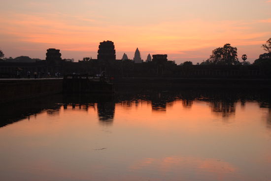 Angkor Wat kurz vor dem Sonnenaufgang von Westen aus gesehen