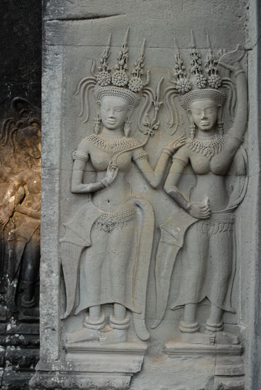 Zwei nette Kambodschanerinnen...schade nur, dass sie aus Stein sind...grins