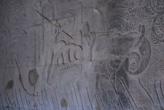 Ein Bildausschnitt aus einer Vielzahl von Flachreliefs, die man am ganzen Tempel findet.