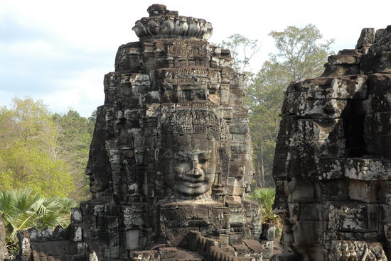 Einer der 54 Tuerme von Bayon mit den 4 Gesichtern