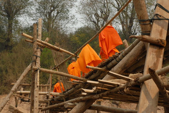 Monks auf dem Weg zum Baden