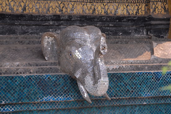 En Detail des Klosters. Ein Elefant, aus dessen Ruessel zu bestimmten Zeiten heiliges Wasser fliesst