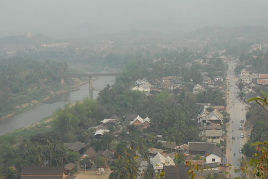 Blick ueber Luang Prabang im Dunst vom Poussi Hill