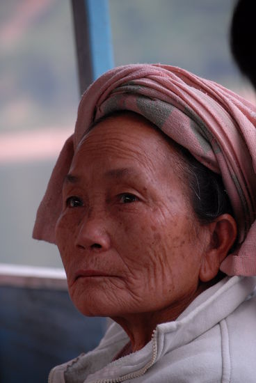 Eine Mitfahrerin im Boot