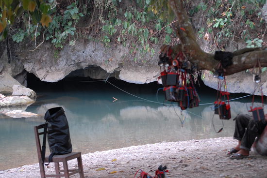 Der Hoehleneingang der Wasserhoehle ... Abtauchen und erst nach einer dreiviertel Stunde wieder ans Tageslicht