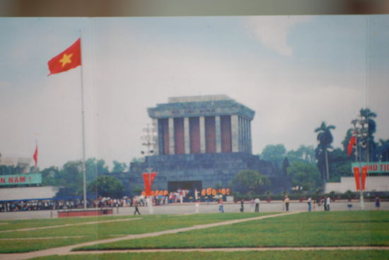 Das Ho-Chi-Minh-Mausoleum (auf der Prospektseite)