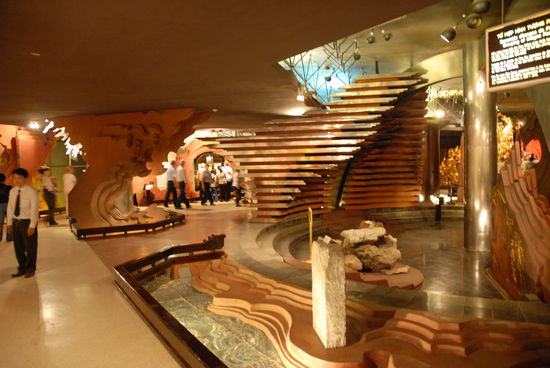 ... das teilweise auch sehr futuristisch eingerichtet ist