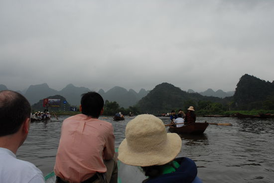 Auf der Bootsfahrt zur Pagode durch eine wunderschoene Landschaft