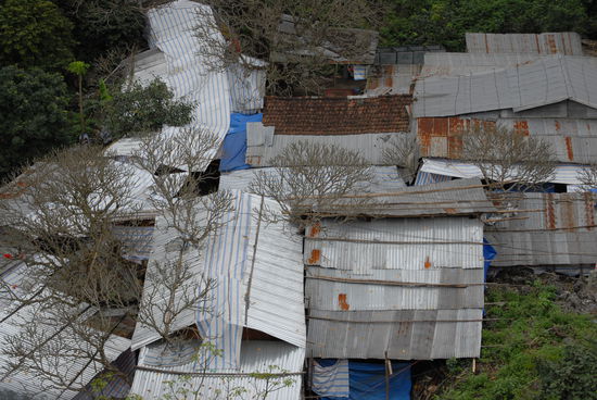 Der steile Weg zur Hoehle war voeelig mit Verkaufssstaenden ueberzogen (hier von der Seilbahn aus gesehen)