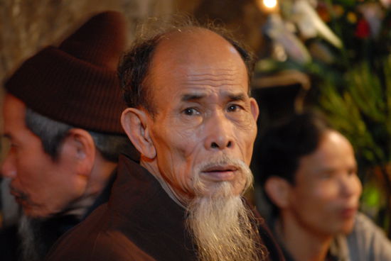 Ein Moench in der Hoehle