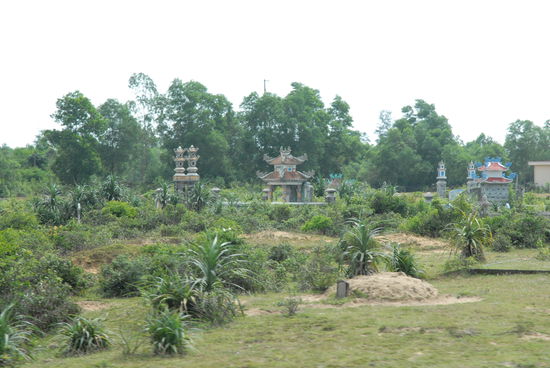 Familiengraeber direkt an der Strecke