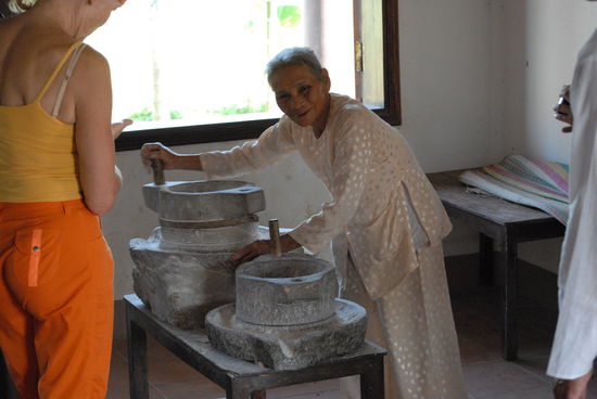 Die Omi erklaerte uns die einzelnen Schritte der Reisgewinnung
