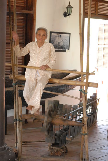 Mit dieser Maschine werden die Reispflanzen aus dem Boden gezogen