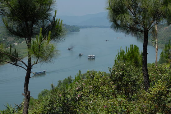 Blick vom Bunker Hill auf den Parfuemfluss