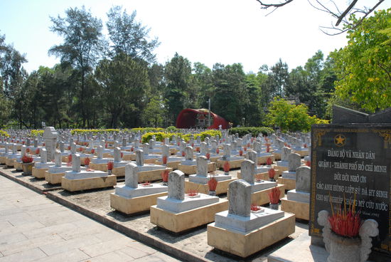 Einer der unzaehligen Soldatenfriedhoefe der Vietnamesen