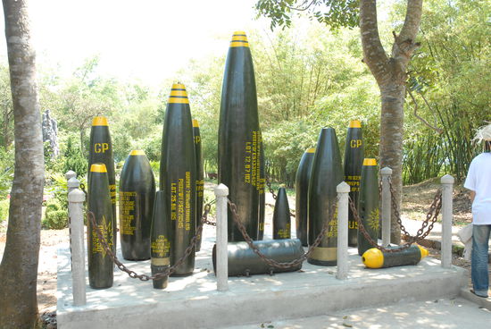 Die Vernichtungswaffen, die ueber das Land hineingehagelt sind