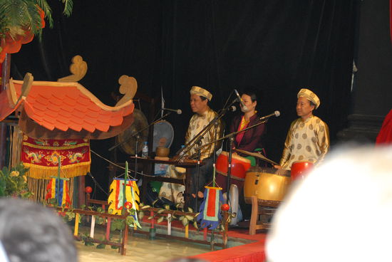 Sechs Musiker des Wasserpuppentheaters machten die komplette Show mit Stimmen, Musik und rhytmischer Untermalung