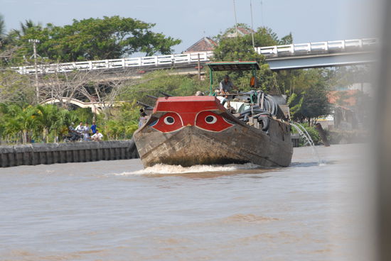 Die Schiffe haben alle Augen an der Frontseite, damit sich die Krokodile beim Auftauchen an die Wasseroberflaeche fuerchten und das Weite suchen