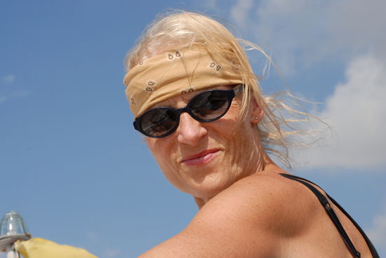 Die Mekongnixe auf dem Bootsdach