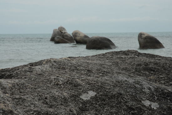 Ein kleinerer Strand voller Felsen