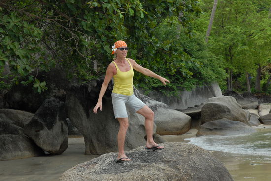Barbara beim "Sonnentanz" auf den Felsen. Hat wohl was genutzt...spaeter kam die Sonne raus