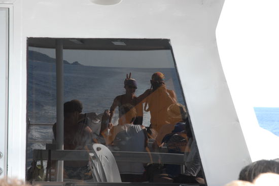 Braten auf dem Oberdeck (in der spiegelnden Scheibe)