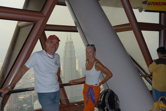 Im KL-Tower mit Blick auf die Petronas-Towers