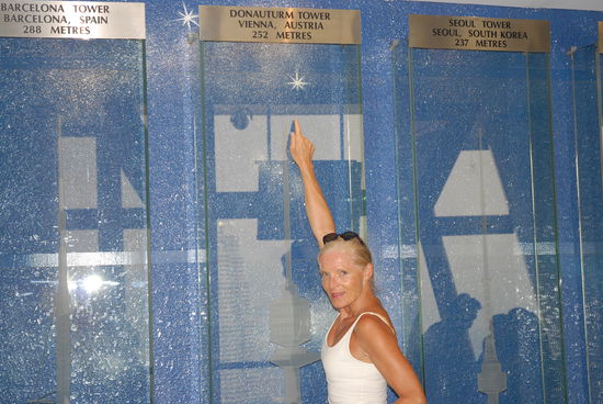 ... reichts fuer die Kurzen nur zum Wiener Donauturm ... frech grins