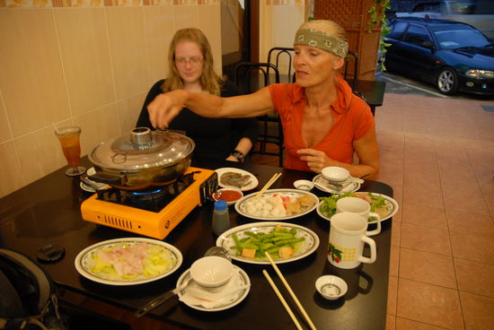 Das Steamboat-Menue; mit auf dem Bild Corinna, eine Mitreisende