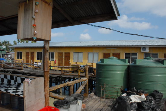 Unser trautes Heim ... im Bild der erste Eingang von links