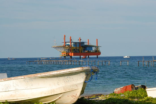 Die Oelplattform vor der Kueste