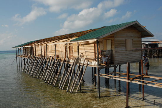Der Neubau mit fehlendem Dach, aber schon wieder mit teilweise aufgebauter Bruecke