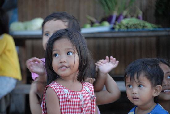 ... nette Kids spielen draussen ...