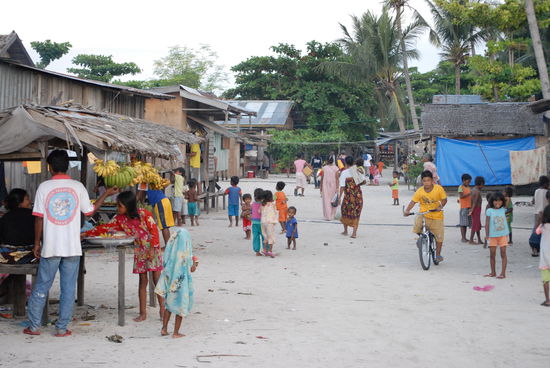 Im Dorf auf Mabul ...